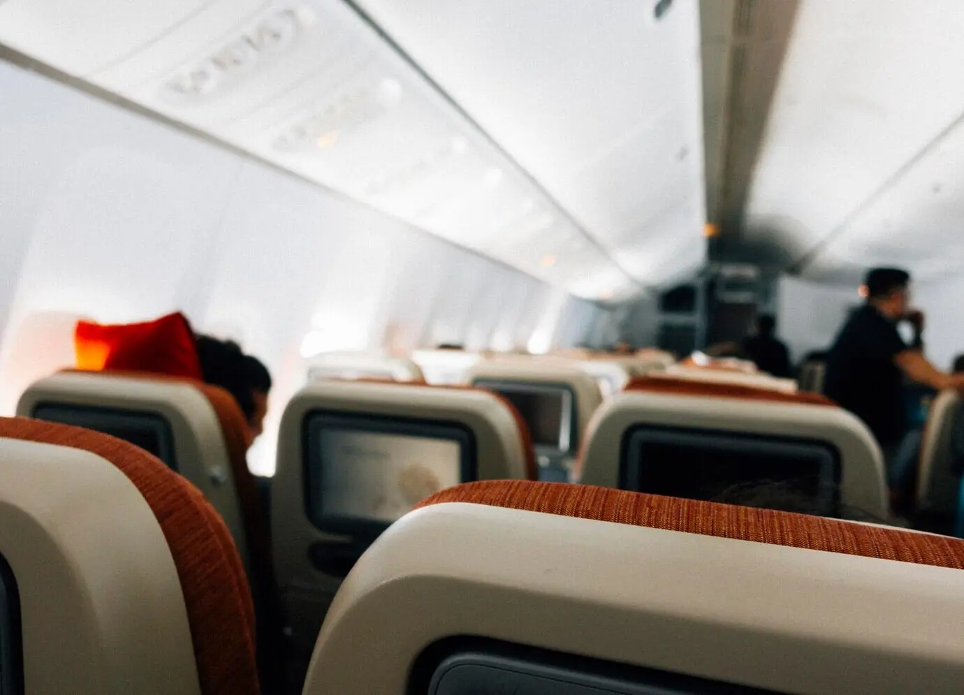 Fluggäste in der Economy-Klasse eines Flugzeugs