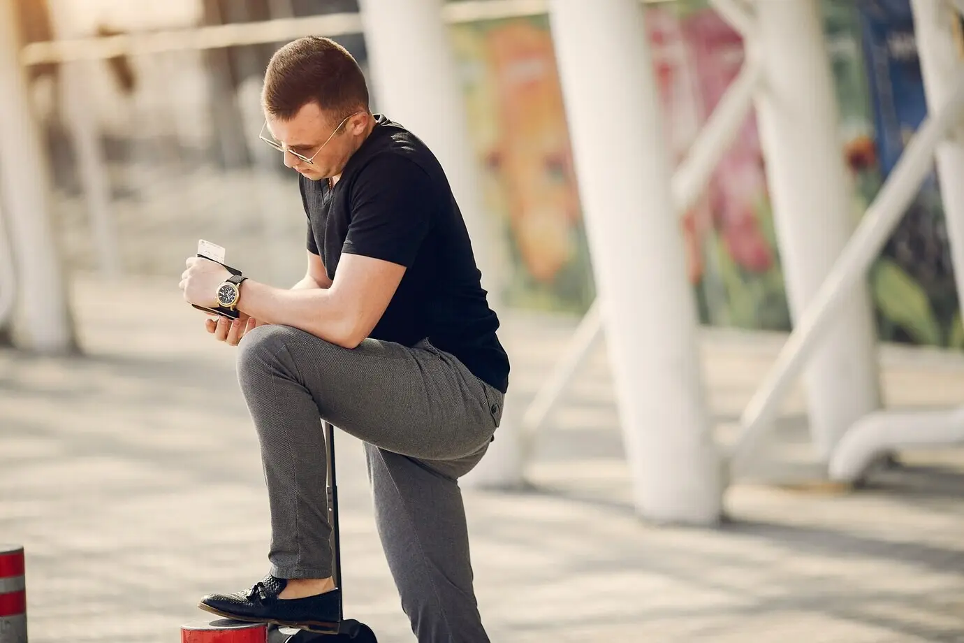 Ein gutaussehender Mann steht im Flughafen.